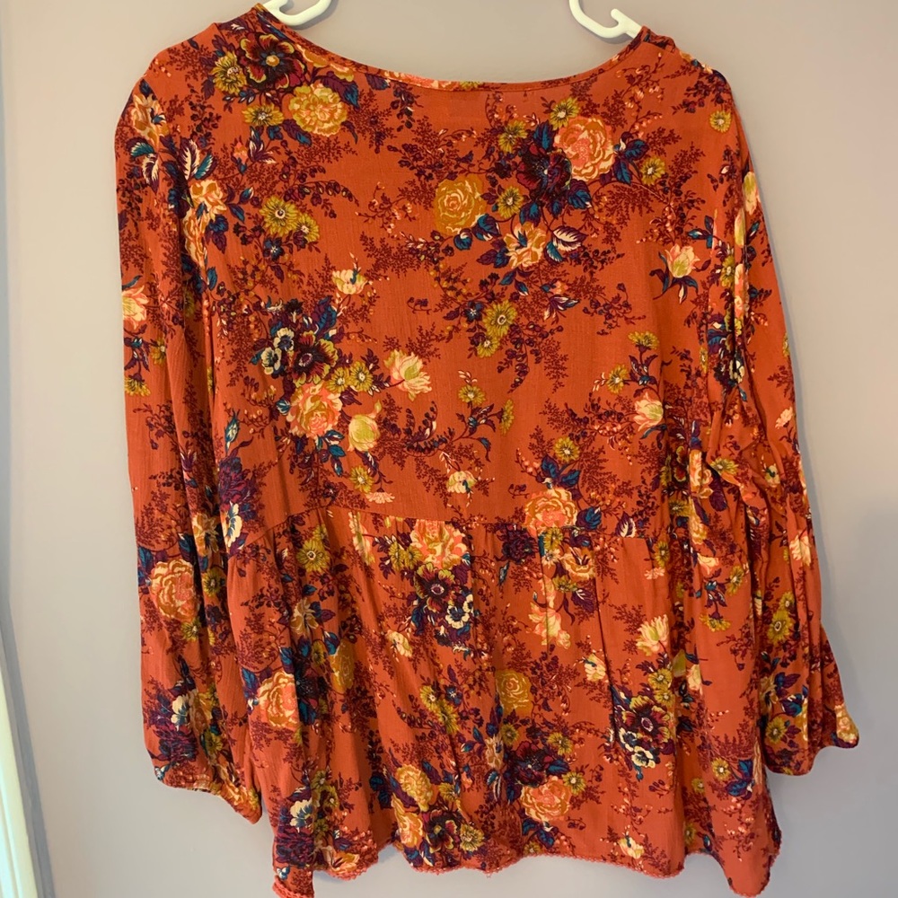 patterned blouse. - Picture 3 of 3